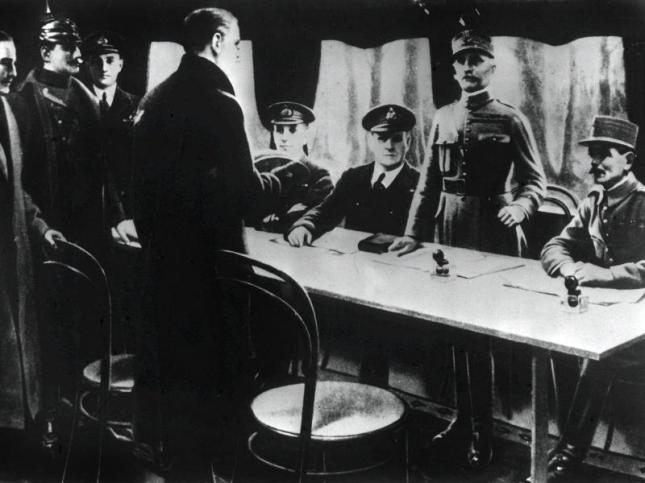 Die deutsche Delegation um den Reichstagsabgeordneten Matthias Erzberger (M) trifft sich mit dem französischen General und Oberbefehlshaber der Alliierten, Ferdinand Forch (r, stehend), zu Verhandlungen (1918). Foto: dpa